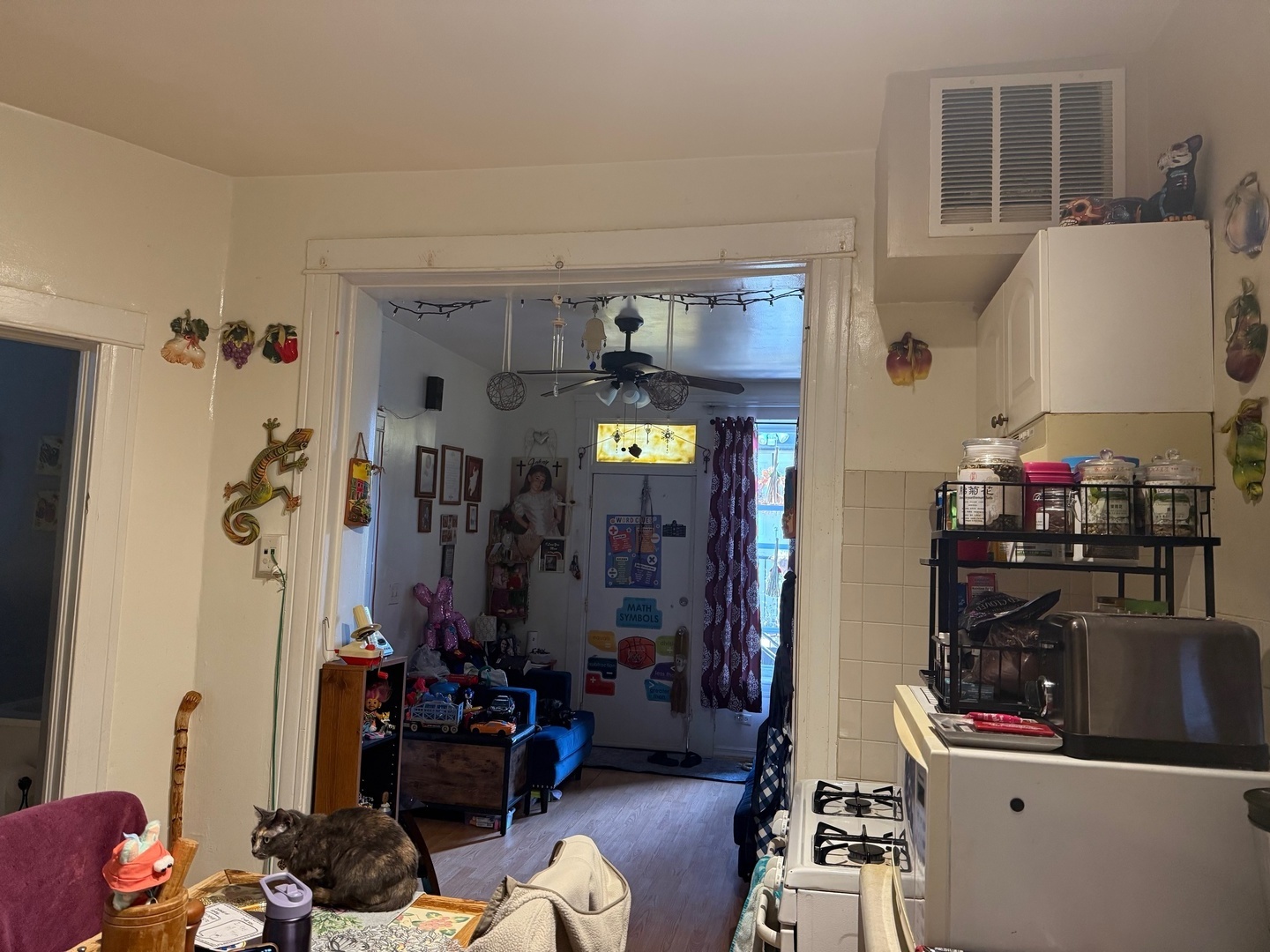 827 North Fairfield Avenue Chicago, IL 60622 - Photo 5 of 55 a room with furniture and gym equipment