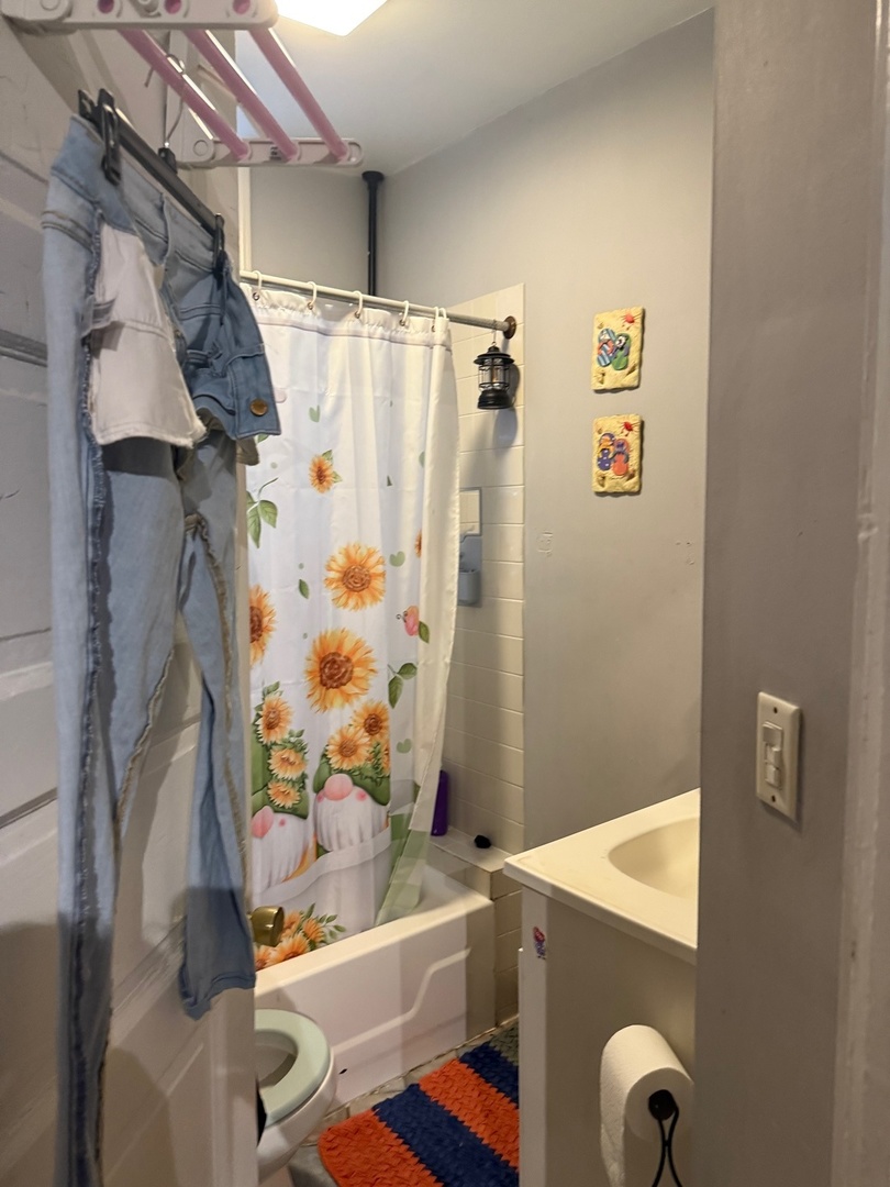 827 North Fairfield Avenue Chicago, IL 60622 - Photo 6 of 55 a bathroom with a sink a bathtub and shower