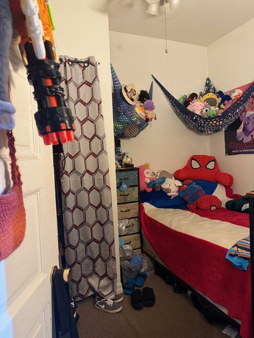 827 North Fairfield Avenue Chicago, IL 60622 - Photo 8 of 55 a bedroom with a bed and a lamp on the table