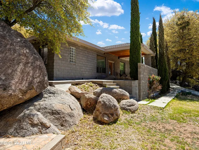a view of a house with backyard and porch