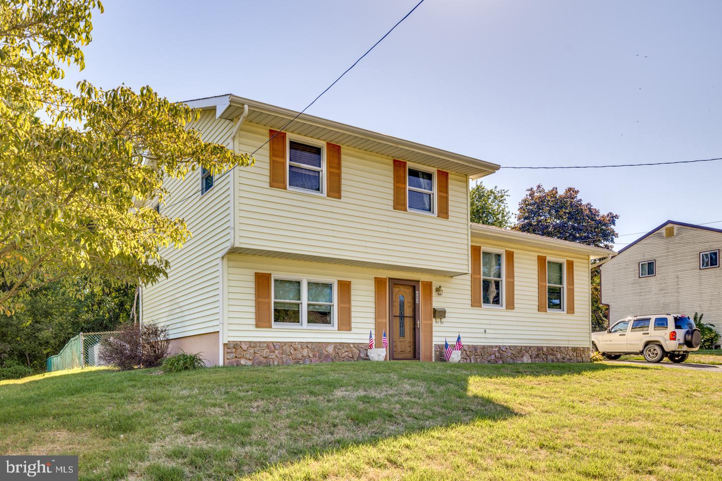 606 Jamestown Road Beverly, NJ 08010 - Photo 2 of 31