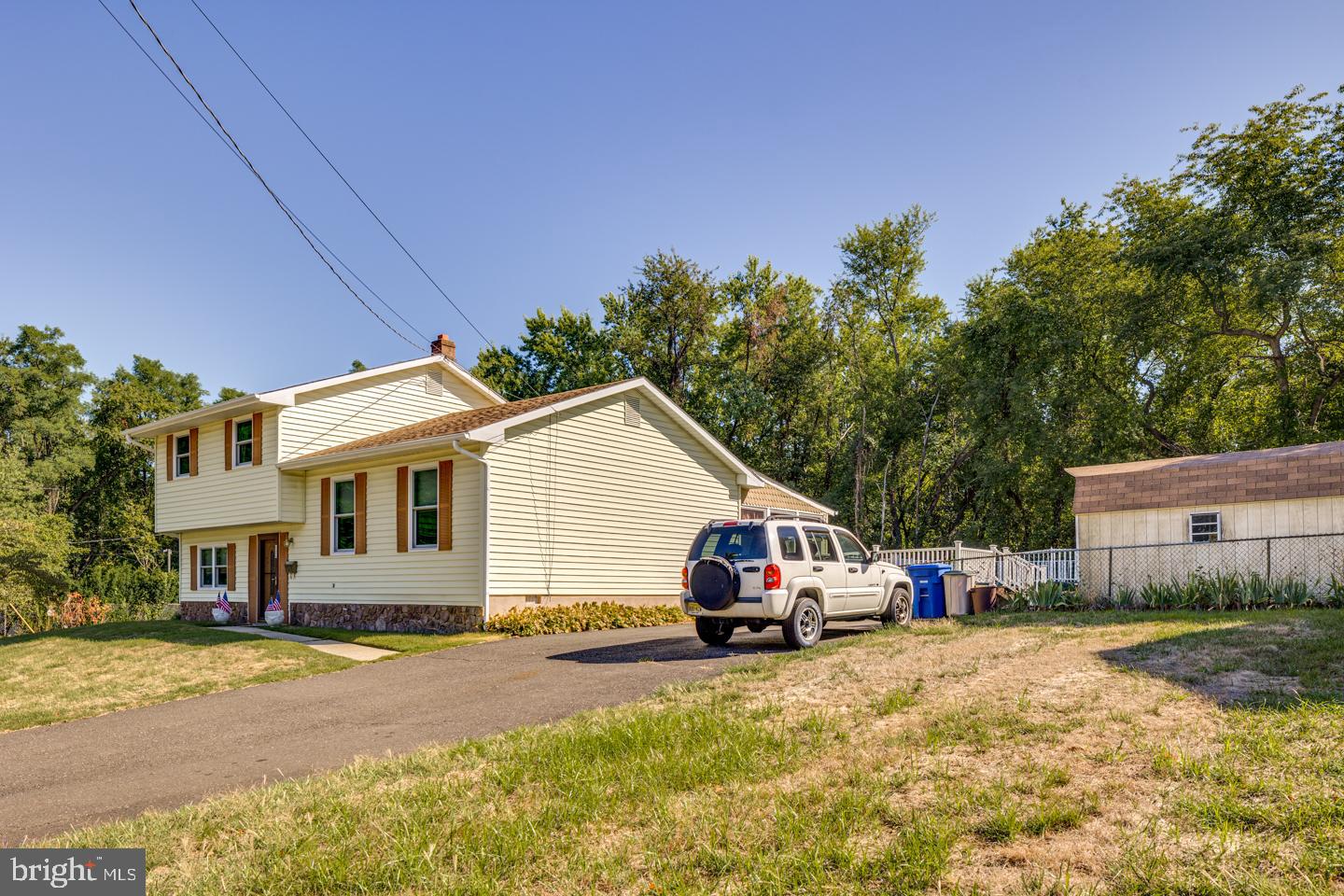 606 Jamestown Road Beverly, NJ 08010 - Photo 3 of 31