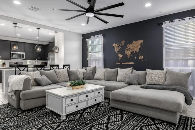 $2,600 | 4352 North 91st Glen, Phoenix, AZ 85037