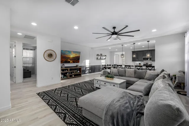 $2,600 | 4352 North 91st Glen, Phoenix, AZ 85037