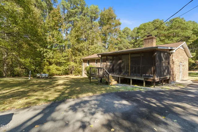 a view of a house with backyard