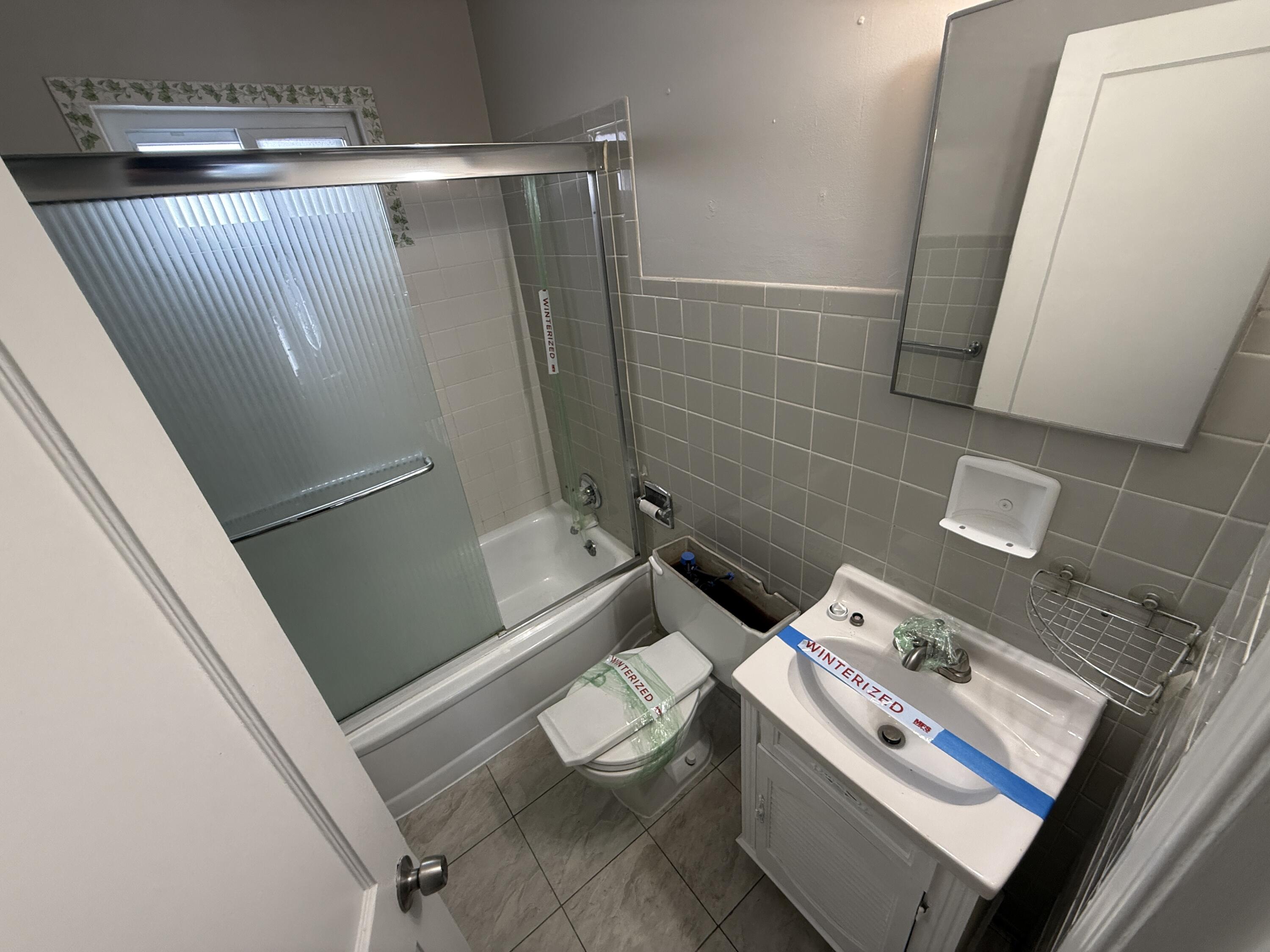 24360 Flower Avenue Eastpointe, MI 48021 - Photo 9 of 17 IMG_2067