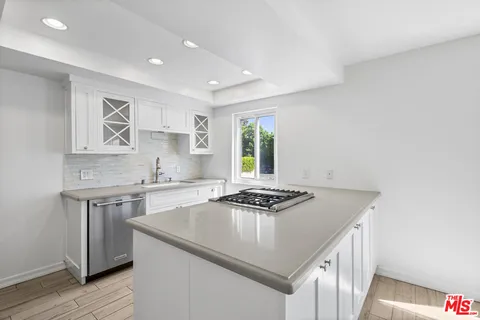 $599,000 | 18333 Hatteras Street, Unit 77, Tarzana, CA 91356