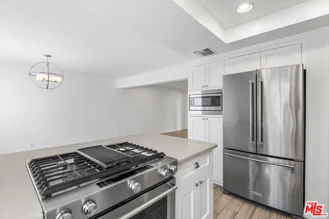 $599,000 | 18333 Hatteras Street, Unit 77, Tarzana, CA 91356
