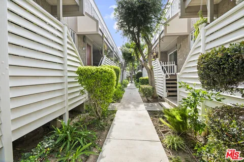 $599,000 | 18333 Hatteras Street, Unit 77, Tarzana, CA 91356