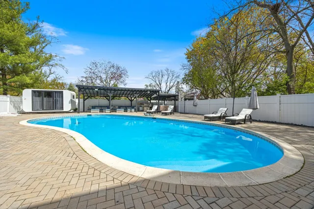 $2,699,000 | 2110 Pfingsten Road, Northbrook, IL 60062