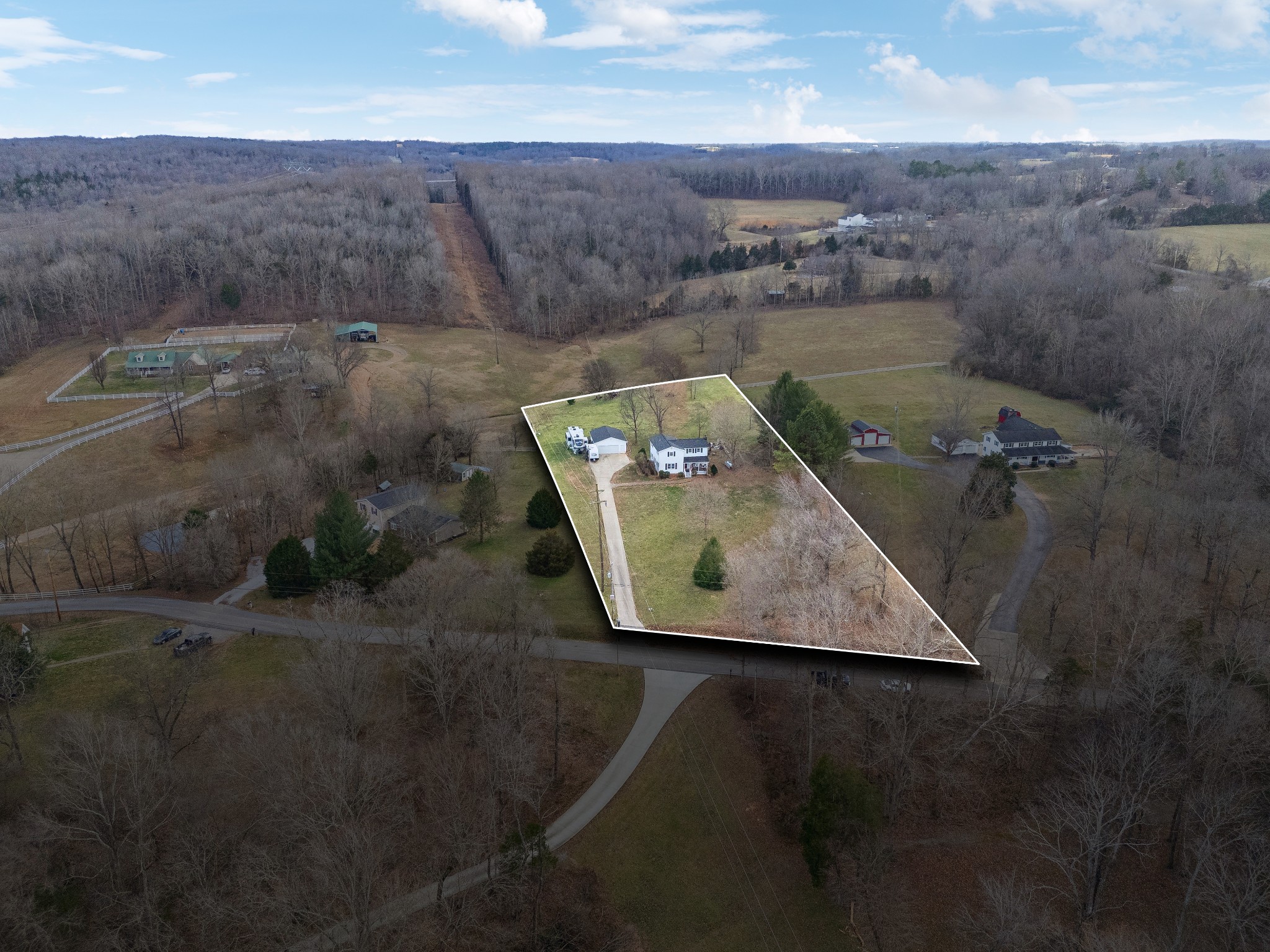 950 Roberts Road Clarksville, TN 37040 - Photo 33 of 35 an aerial view of a house having yard