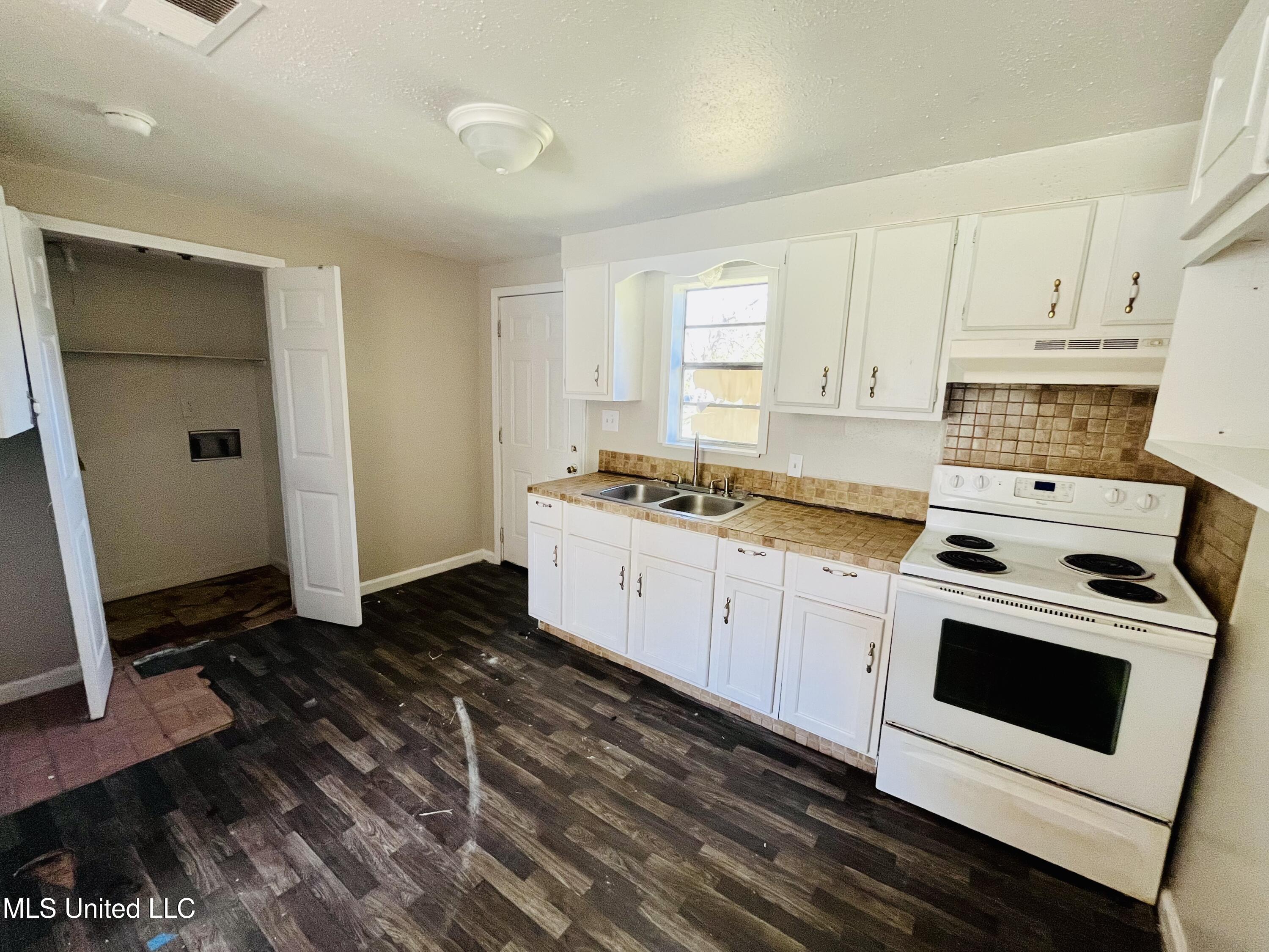 3010 Martin Street Pascagoula, MS 39581 - Photo 14 of 19 IMG_9252