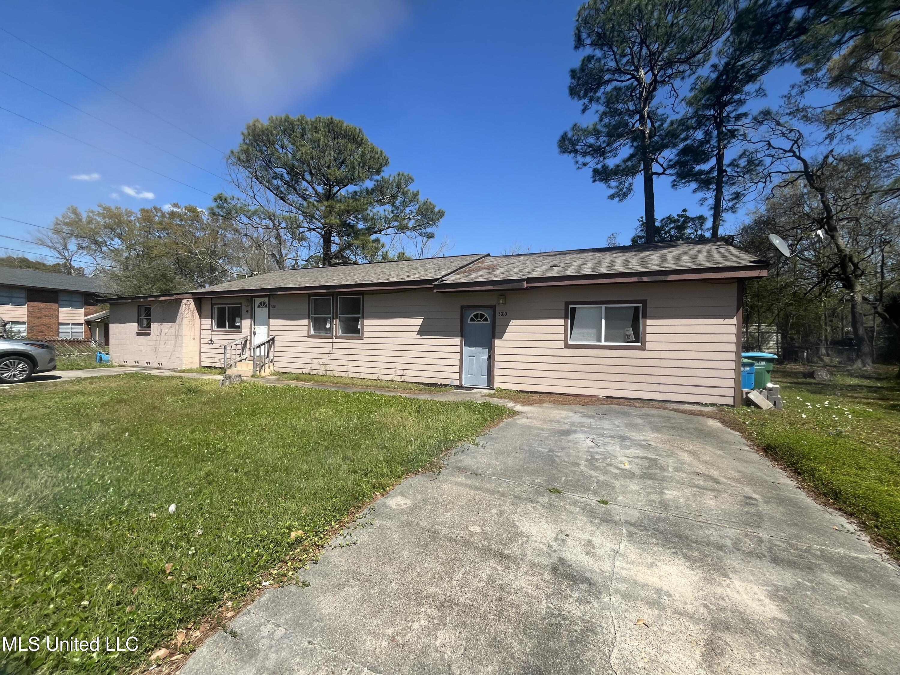 3010 Martin Street Pascagoula, MS 39581 - Photo 2 of 19 IMG_9229