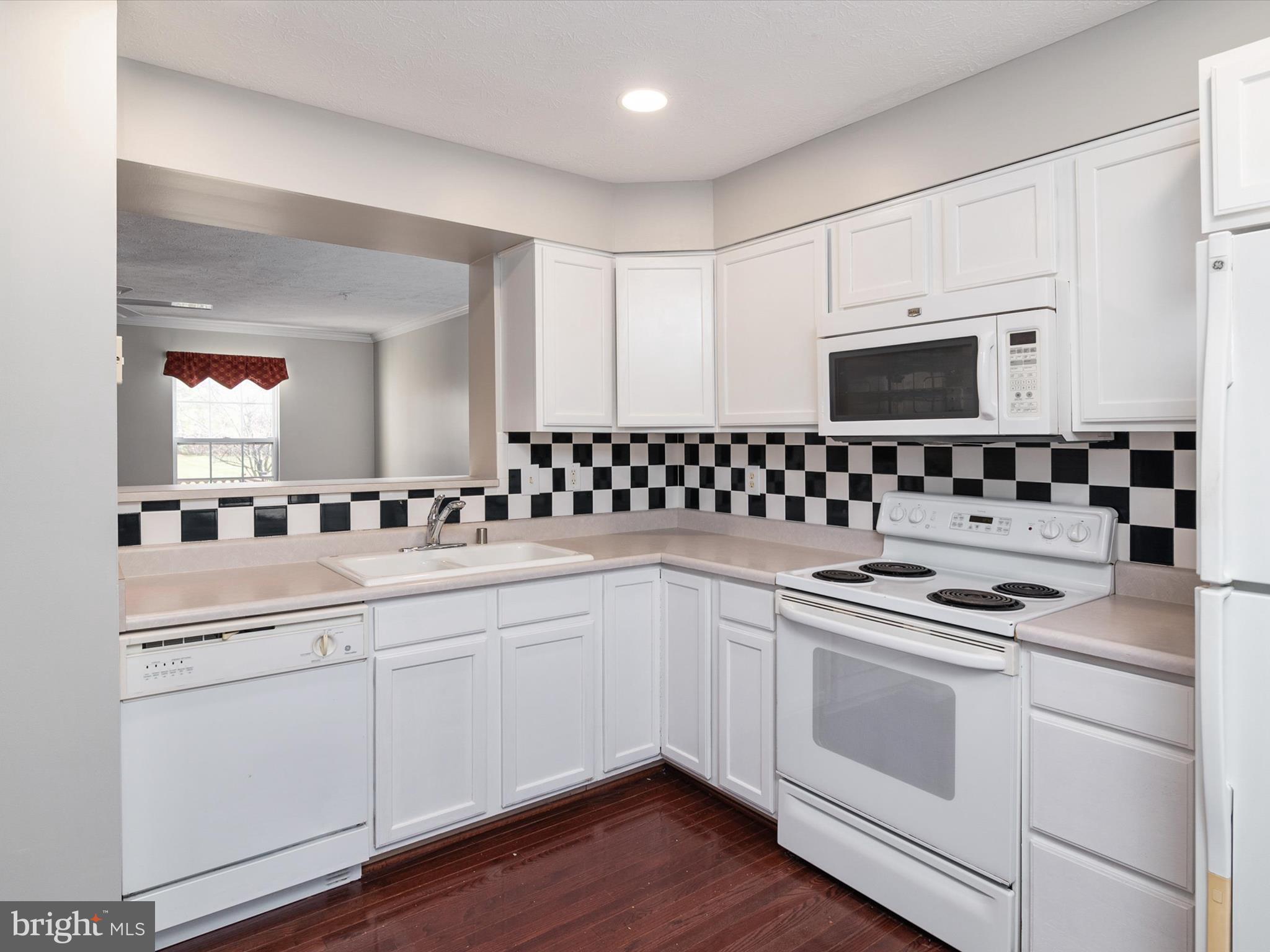 8107 Gray Stone Lane Pasadena, MD 21122 - Photo 5 of 34