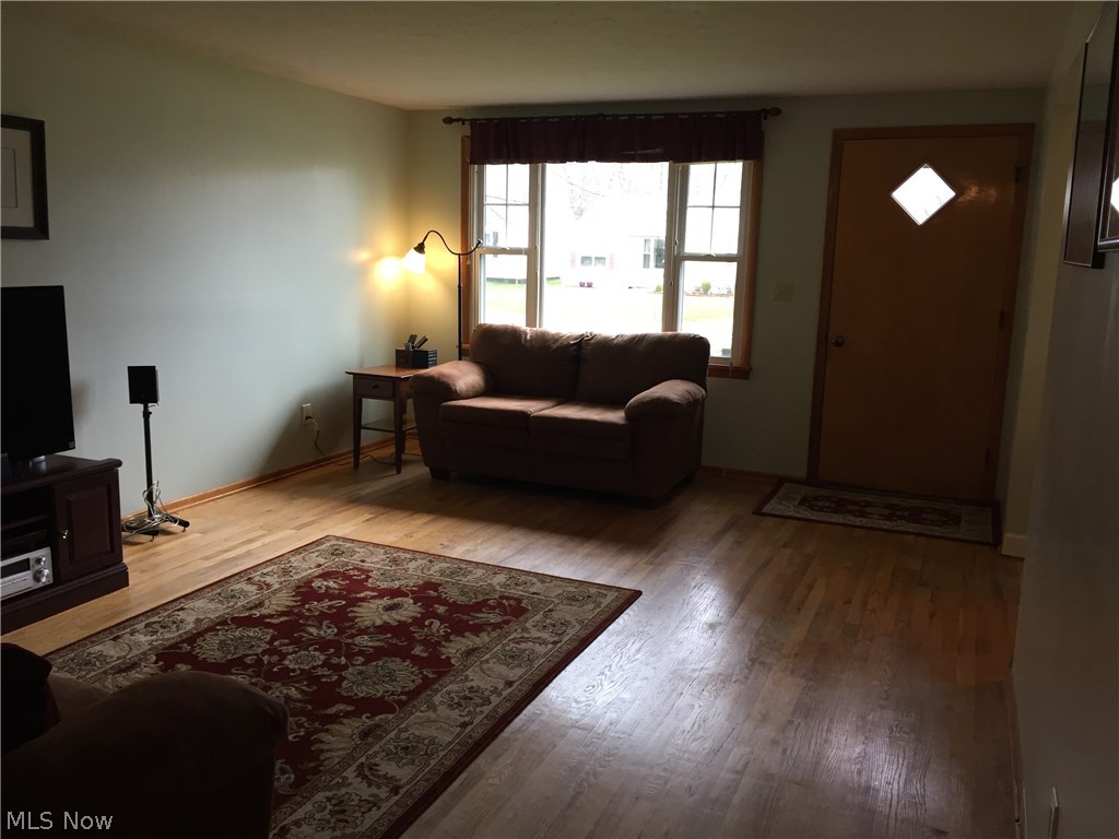 749 Mannering Road Eastlake, OH 44095 - Photo 4 of 12 Gallery Image 4