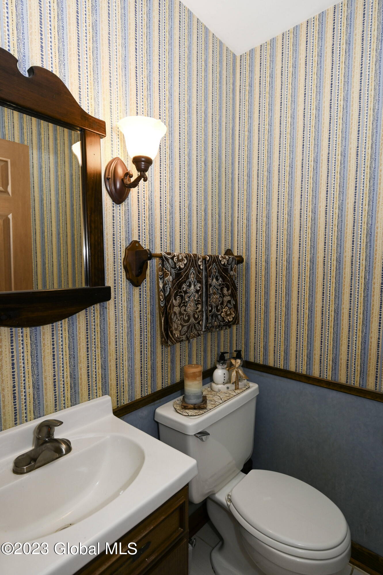 27 Round Table Road Saratoga Springs, NY 12866 - Photo 18 of 47 1st floor half bath