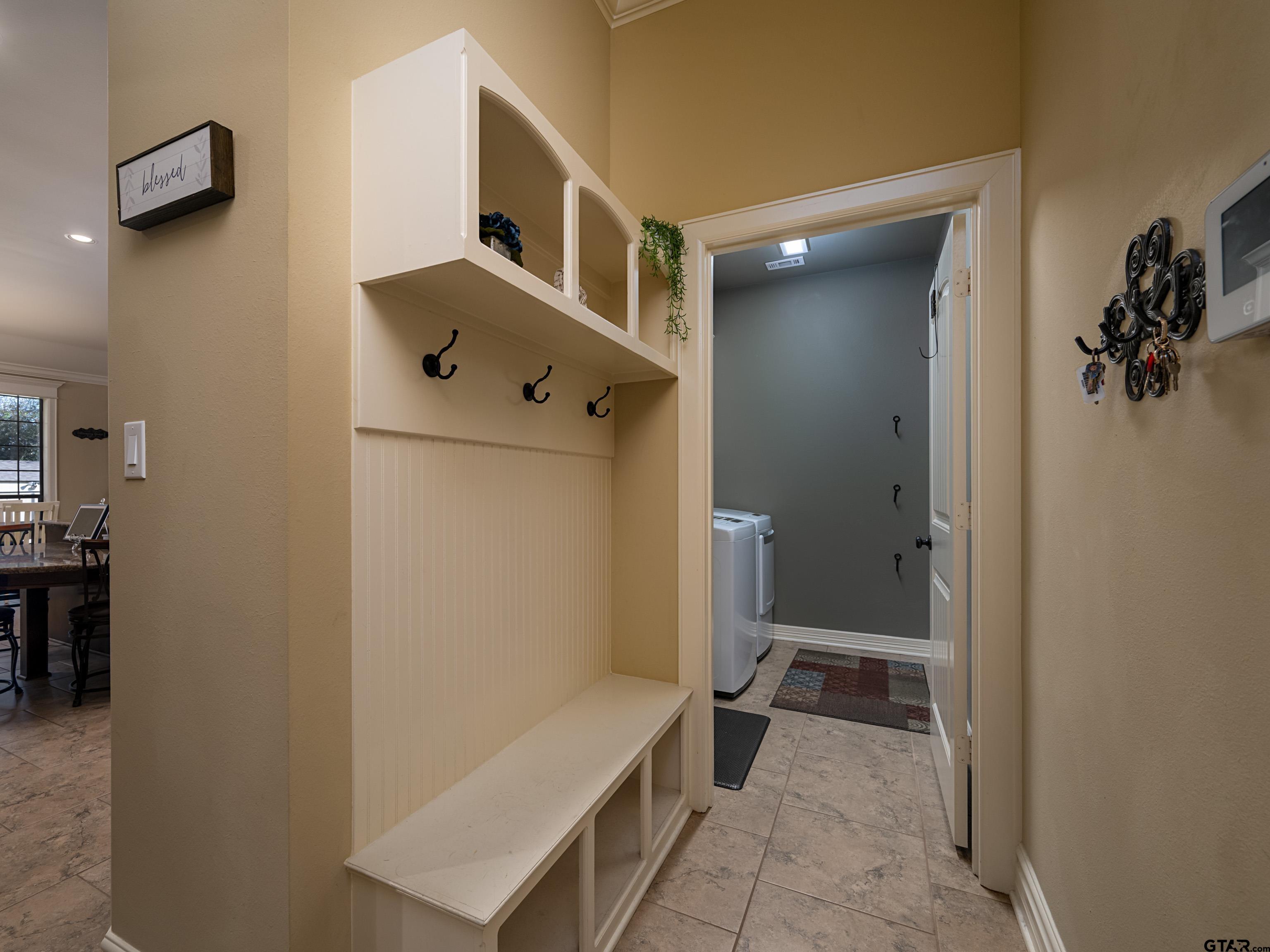 19560 Sandhill Lane Flint, TX 75762 - Photo 30 of 35 a view of a hallway with bathroom