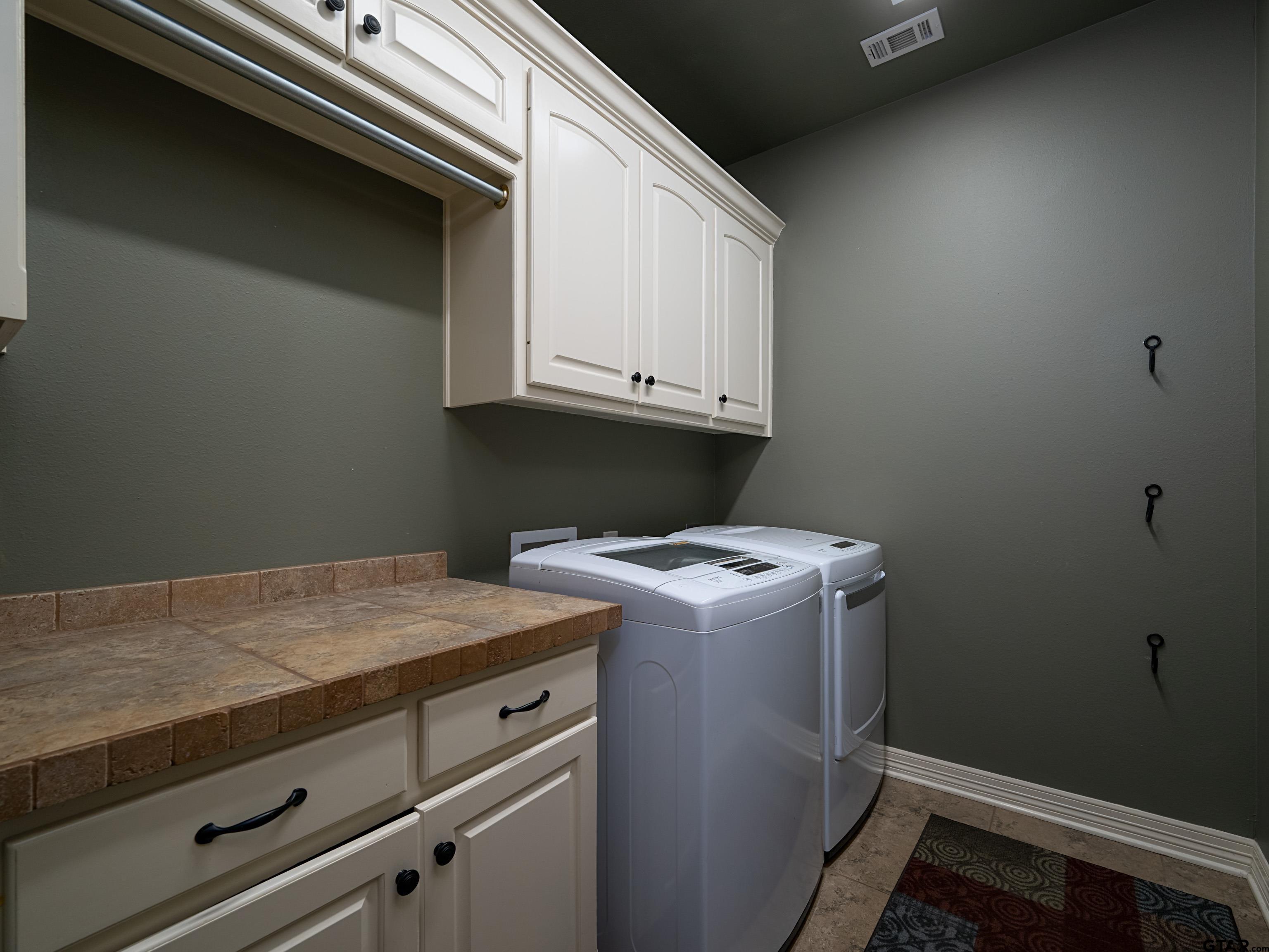 19560 Sandhill Lane Flint, TX 75762 - Photo 31 of 35 a utility room with dryer and washer