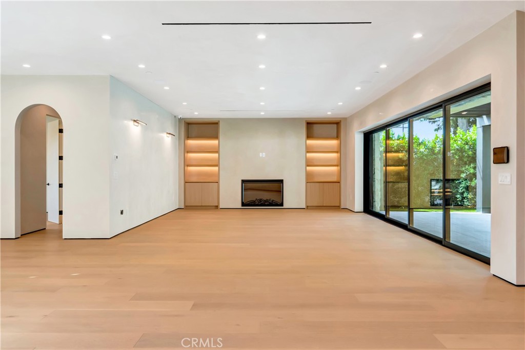 5149 Beeman Avenue Valley Village, CA 91607 - Photo 5 of 21 a big room with windows and closet