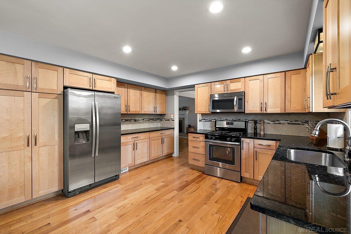 939 Ballantyne Road Grosse Pointe, MI 48236 - Photo 10 of 35 50175159-D326F1BF-8524-4CB0-95A4-60DD15A77FD7.JPG