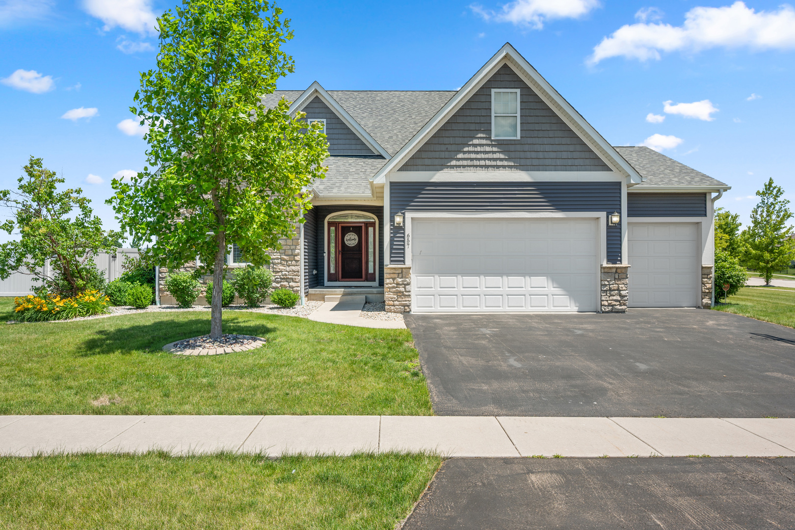 657 Brighton Way Sycamore, IL 60178 - Photo 3 of 64