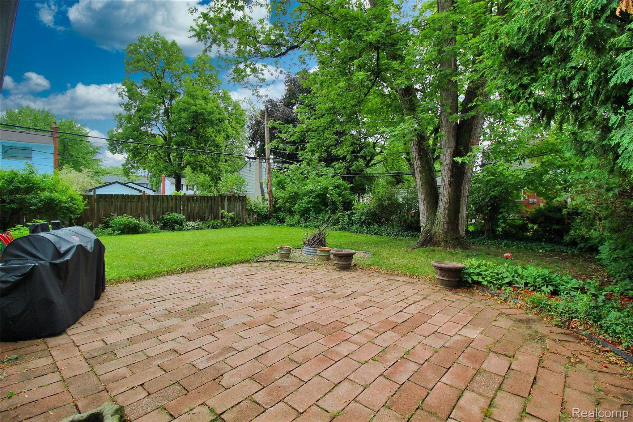 32464 Woody Road Fraser, MI 48026 - Photo 10 of 43 32464+Woody+Fraser-9-original-Patio.jpeg
