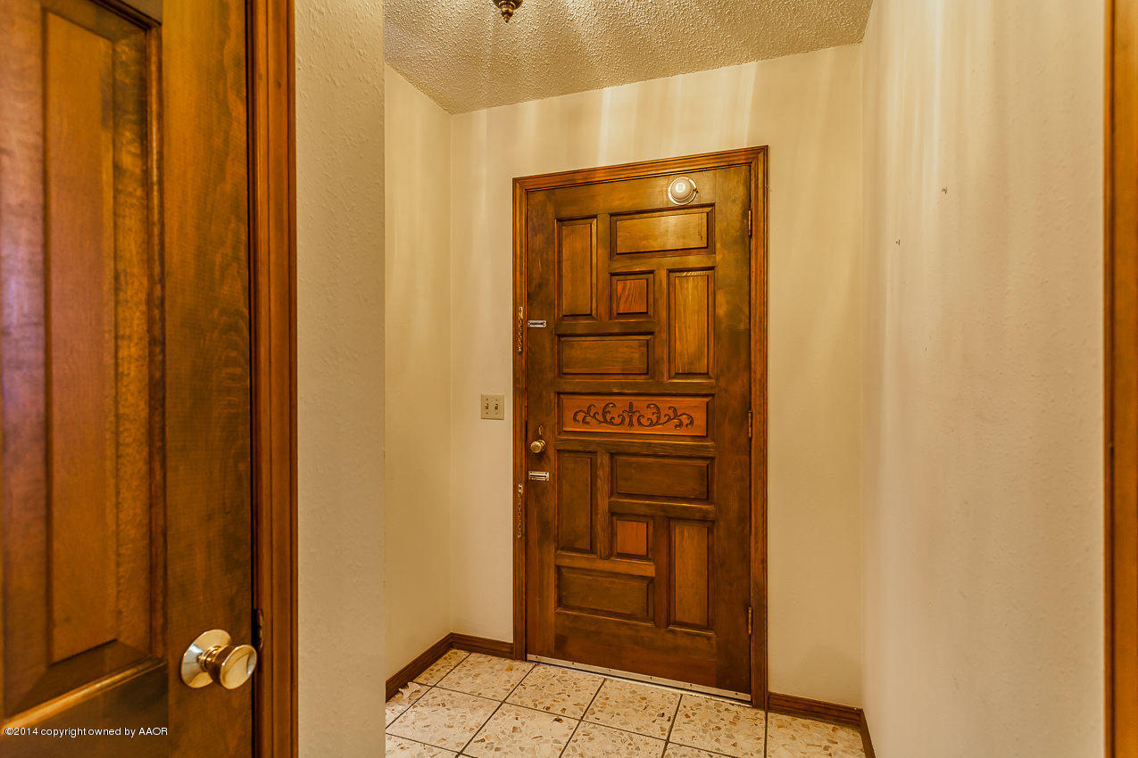 7002 Euclid Street Amarillo, TX 79110 - Photo 4 of 23 a view of walk in closet