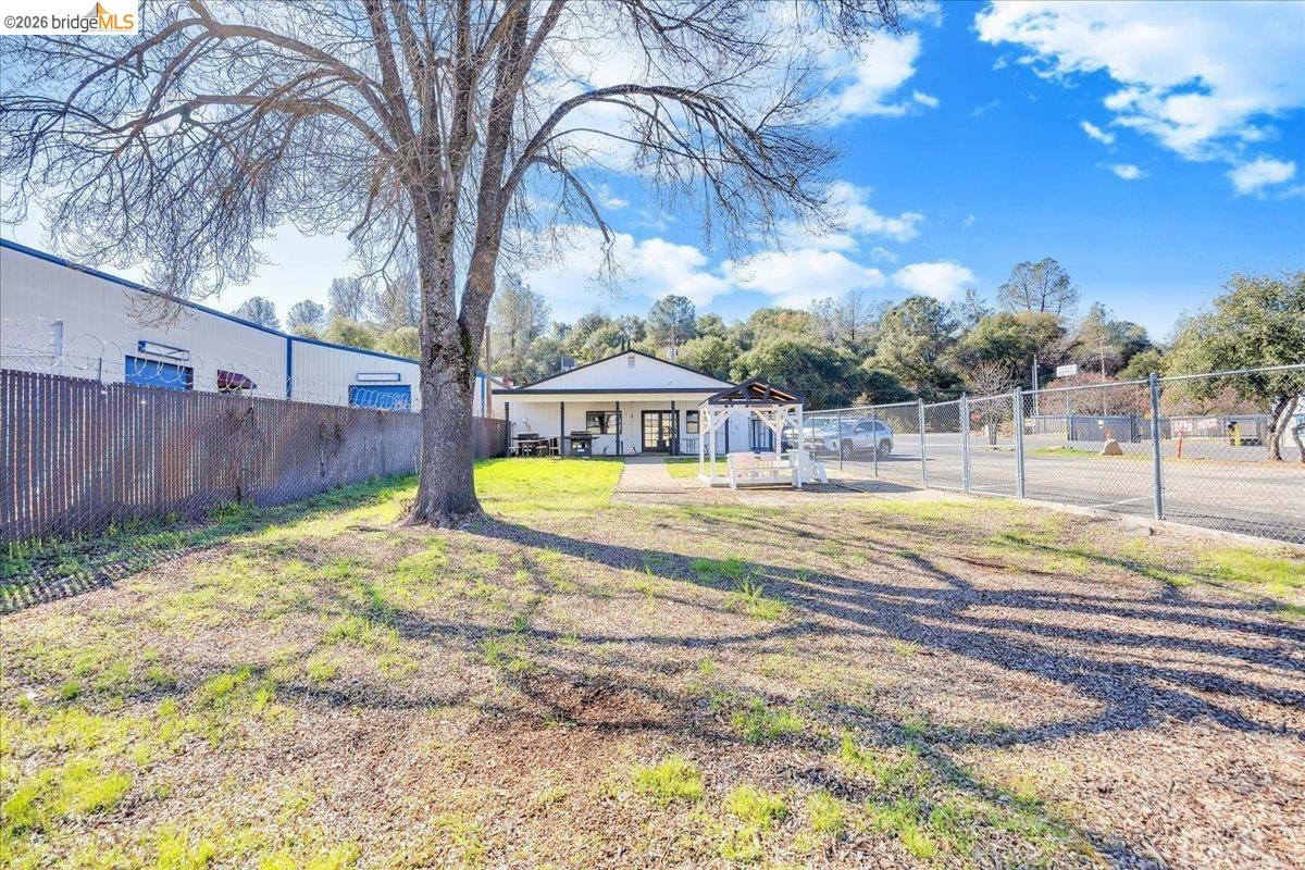 14326 Tuolumne Road Sonora, CA 95370 - Photo 44 of 48 a view of a swimming pool with a backyard
