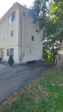 $2,300 | 10 Hillcrest Street, Unit B, Norwich, CT 06360