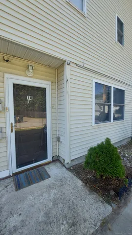 $2,300 | 10 Hillcrest Street, Unit B, Norwich, CT 06360