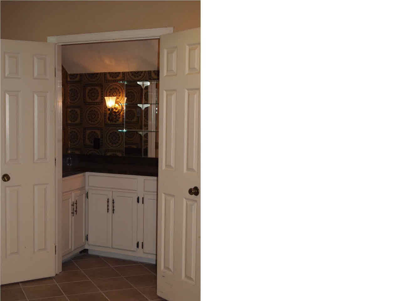 64 Springridge Circle Jackson, MS 39211 - Photo 5 of 25 The wet bar is located in the den.