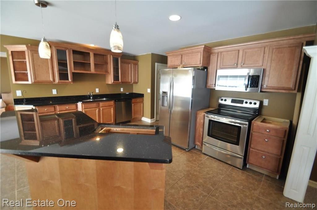 633 Baker Street Rochester Hills, MI 48307 - Photo 10 of 26