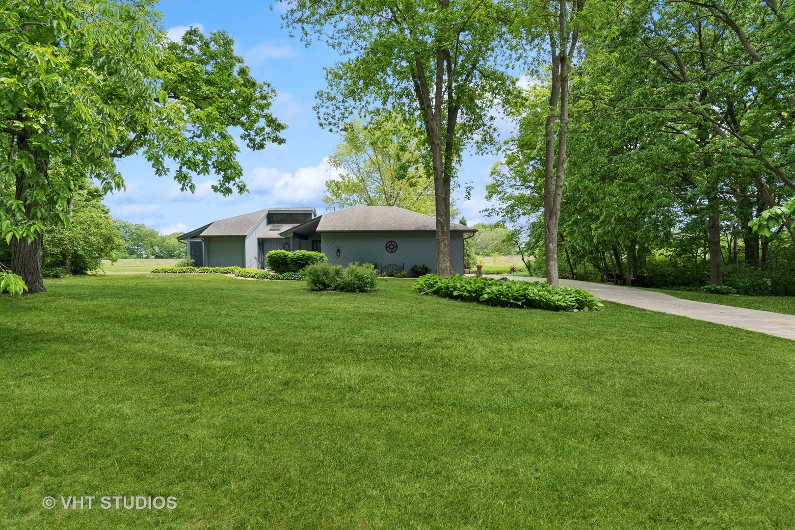 62 Foxhurst Lane Newark, IL 60541 - Photo 1 of 36 a front view of a house with a yard