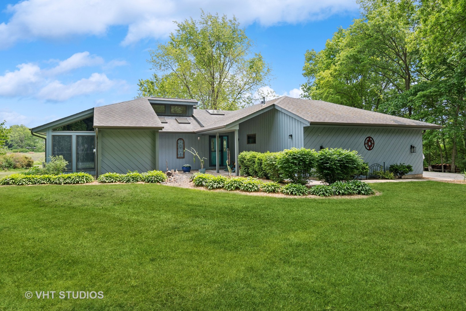 62 Foxhurst Lane Newark, IL 60541 - Photo 2 of 36 a front view of a house with a garden