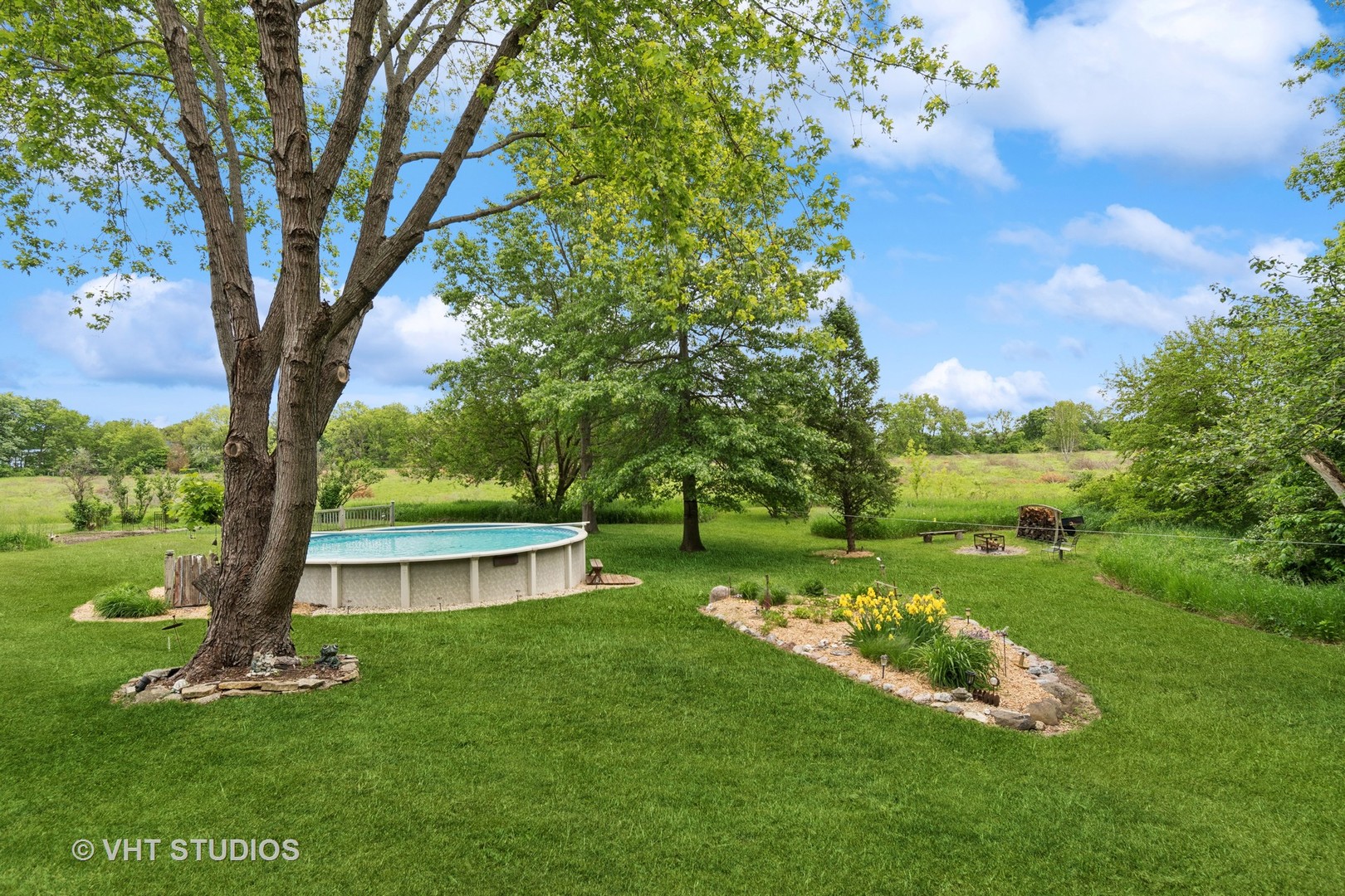 62 Foxhurst Lane Newark, IL 60541 - Photo 33 of 36 a view of a garden with a tree