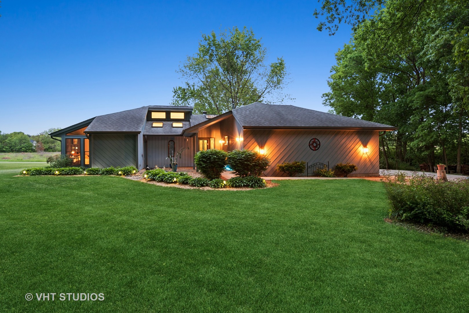 62 Foxhurst Lane Newark, IL 60541 - Photo 4 of 36 a front view of a house with a garden and yard