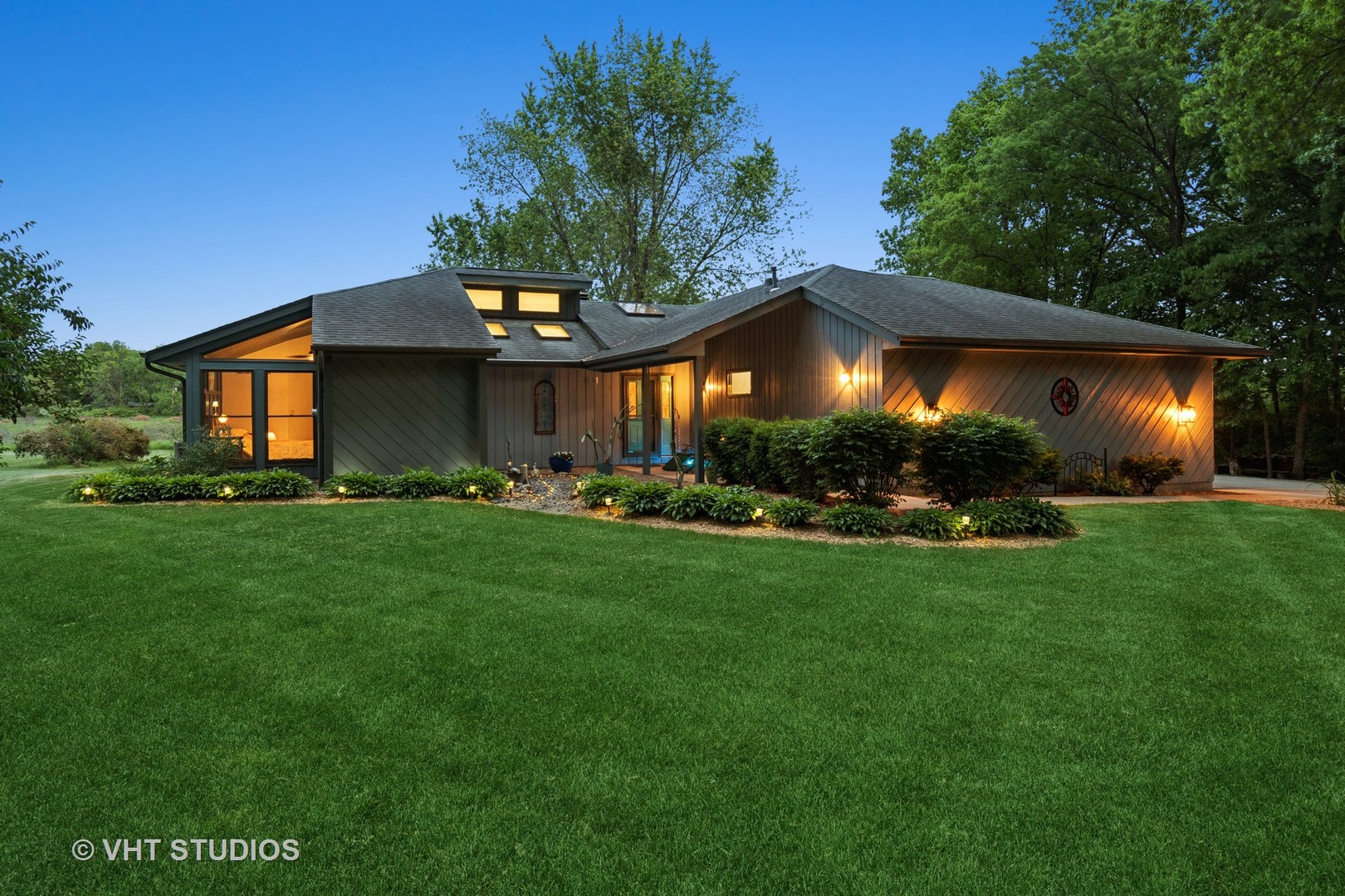 62 Foxhurst Lane Newark, IL 60541 - Photo 5 of 36 a front view of a house with a garden and patio