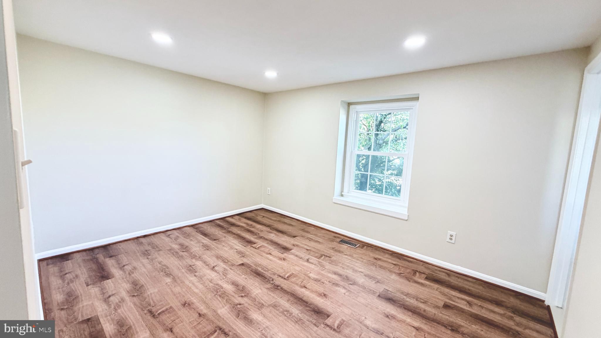 122 Sharpstead Lane Gaithersburg, MD 20878 - Photo 15 of 43 an empty room with a window