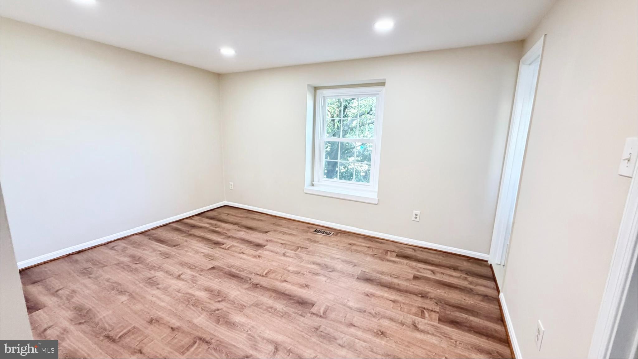 122 Sharpstead Lane Gaithersburg, MD 20878 - Photo 16 of 43 an empty room with a window