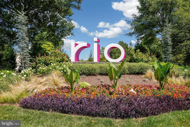 a view of sign board with yard