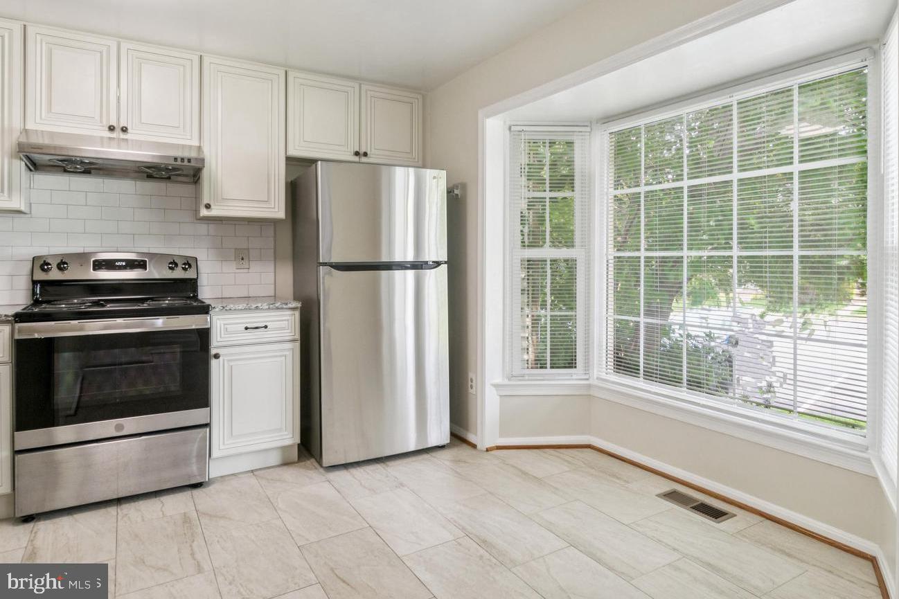 122 Sharpstead Lane Gaithersburg, MD 20878 - Photo 7 of 43 a kitchen with a stove a refrigerator and a window