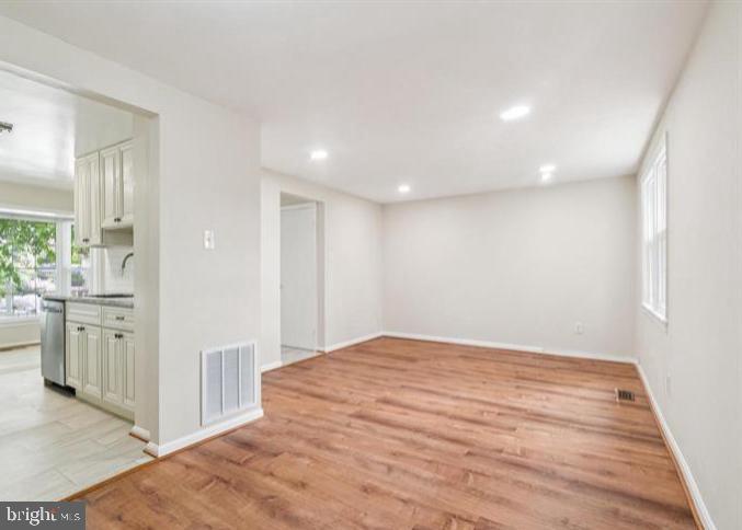 122 Sharpstead Lane Gaithersburg, MD 20878 - Photo 10 of 43 a view of a kitchen with white cabinets