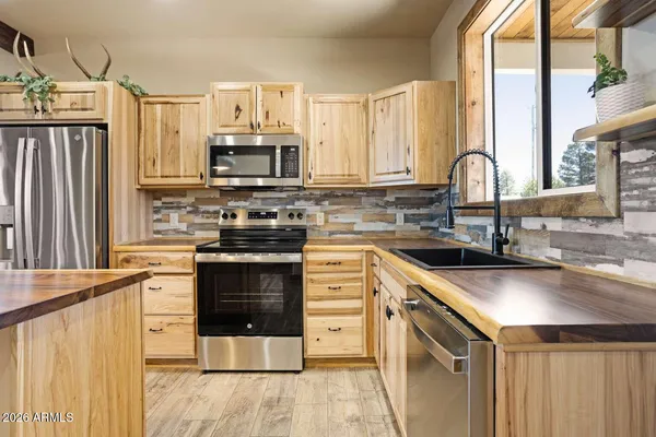 $429,000 | 2722 Church Lane, Overgaard, AZ 85933