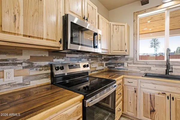 $429,000 | 2722 Church Lane, Overgaard, AZ 85933