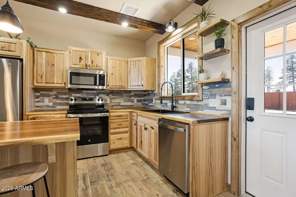 $429,000 | 2722 Church Lane, Overgaard, AZ 85933