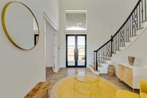 a view of a livingroom with furniture and entryway