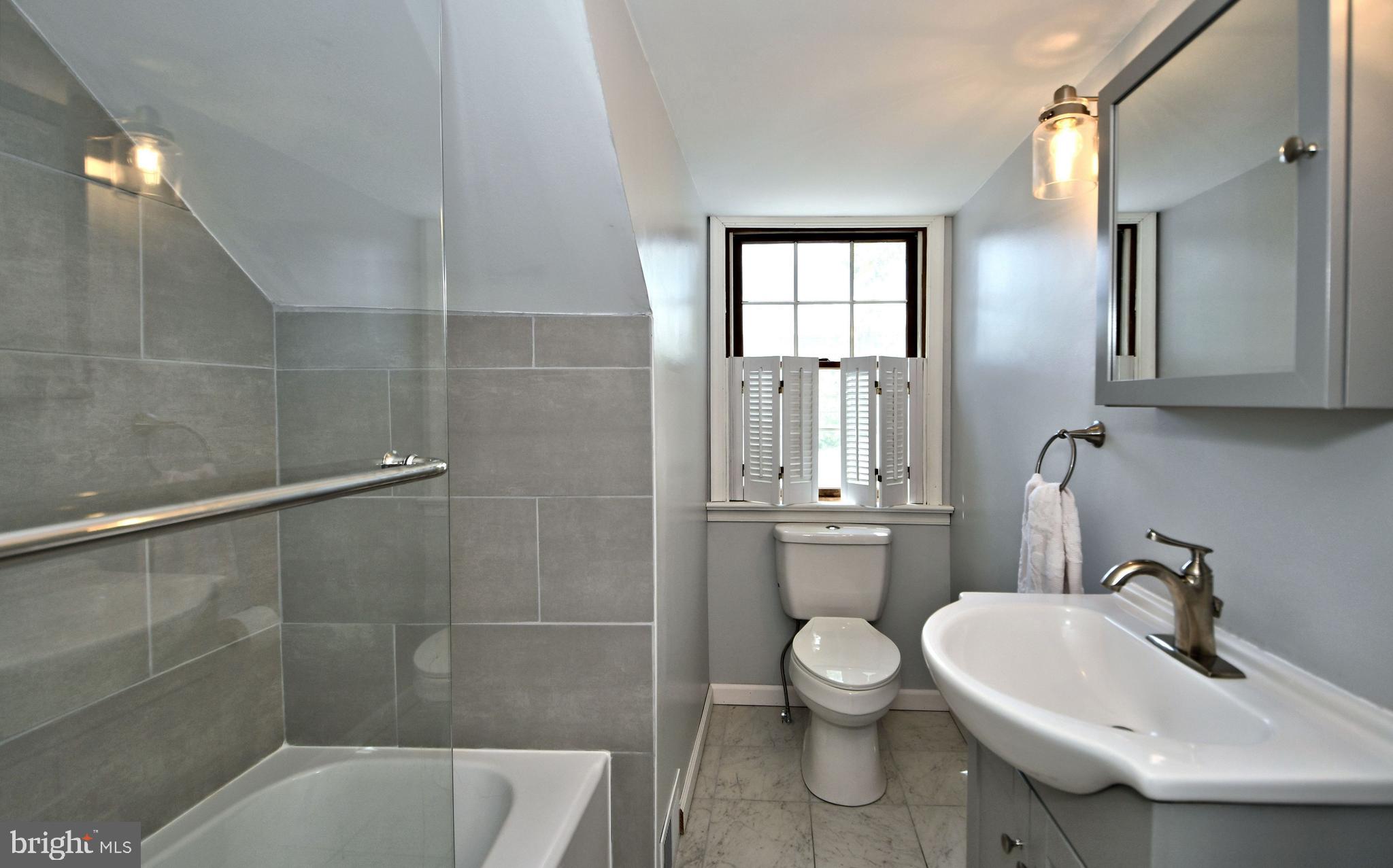 1900 Scott Road Oreland, PA 19075 - Photo 36 of 46 2nd floor bathroom w/ tub