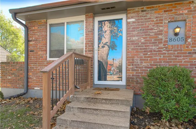 $250,000 | 8605 West 83rd Street, Overland Park, KS 66204