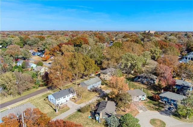 $250,000 | 8605 West 83rd Street, Overland Park, KS 66204