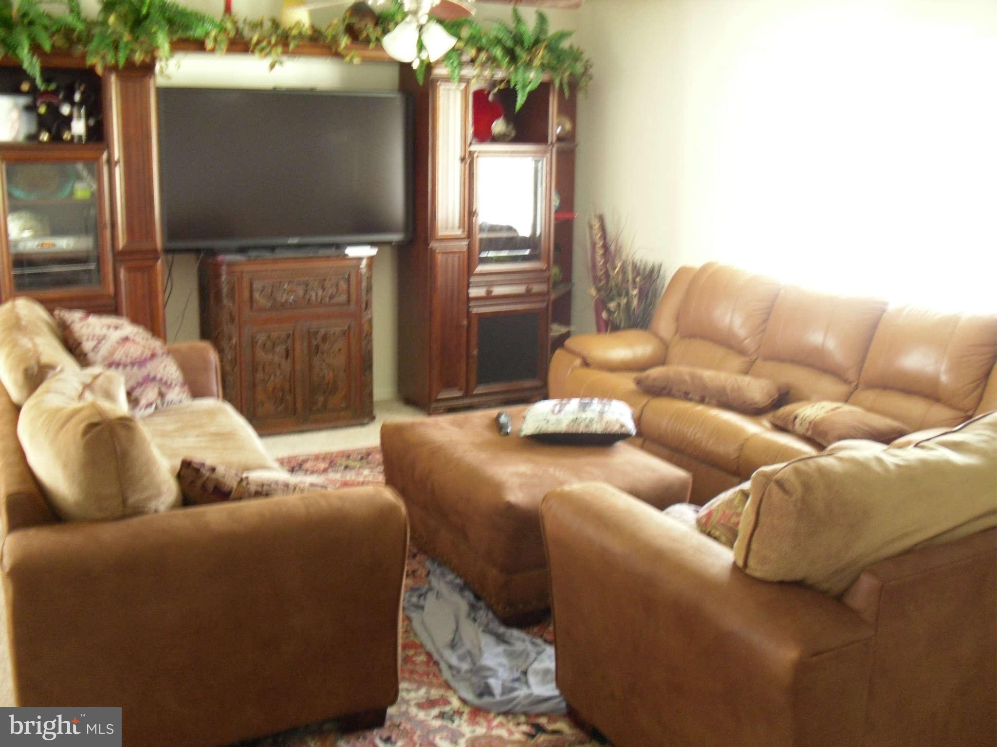 508 North York Road Sterling, VA 20164 - Photo 6 of 7 Living Room